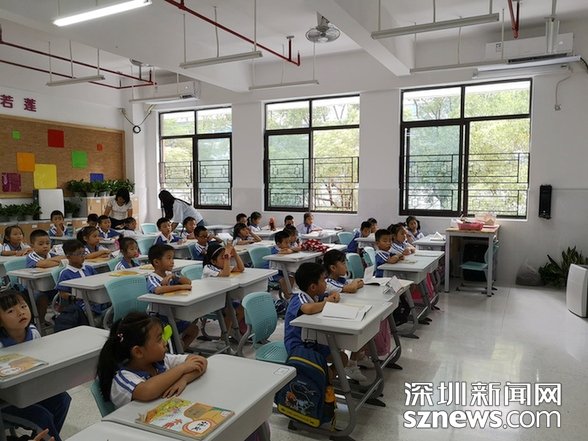 景山小学AI问学课堂学生认真上课