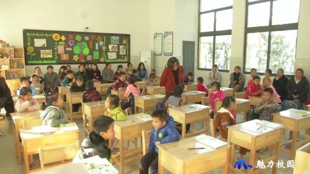 景山小学一年级家长开放日家长走进课堂听课
