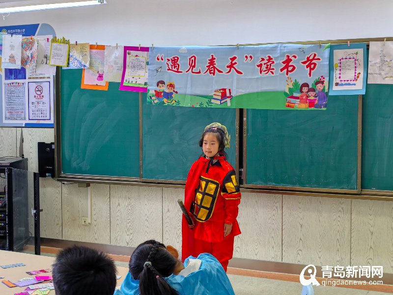 景山小学读书节上孩子们沉浸阅读享受书香