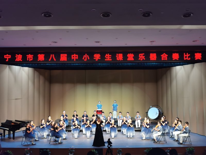 景山小学管乐社团在温州市艺术节舞台上合奏演出