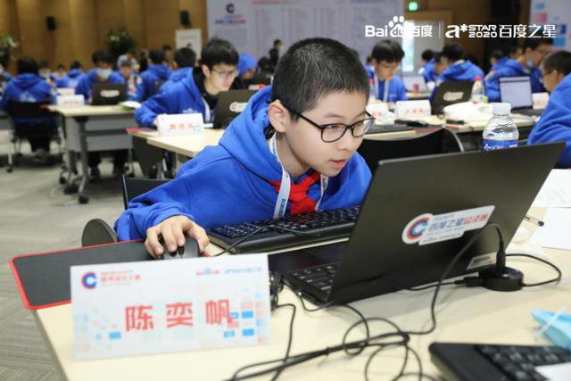 景山小学学生在少儿编程比赛现场专注地在电脑前编写代码