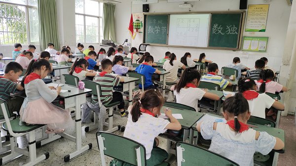 景山小学首届校园数学节学生参与数学闯关游戏