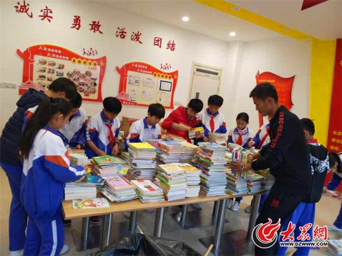 景山小学读书节共享一本书活动学生交换分享图书