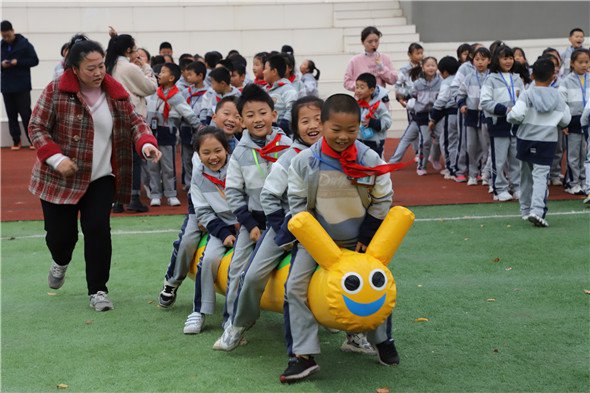 景山小学多彩教育校园里快乐成长的小学生