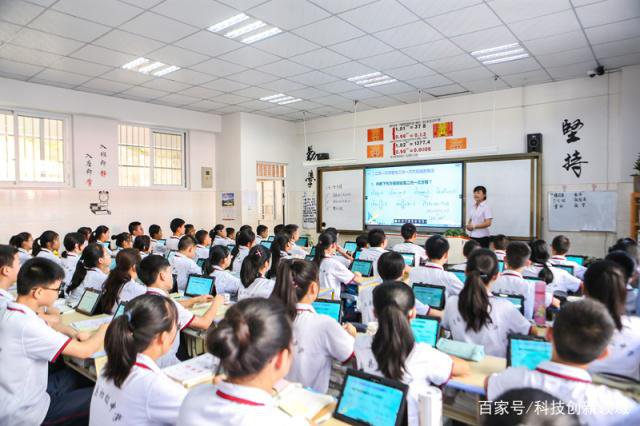 景山小学学生在AI智慧课堂上使用平板电脑学习