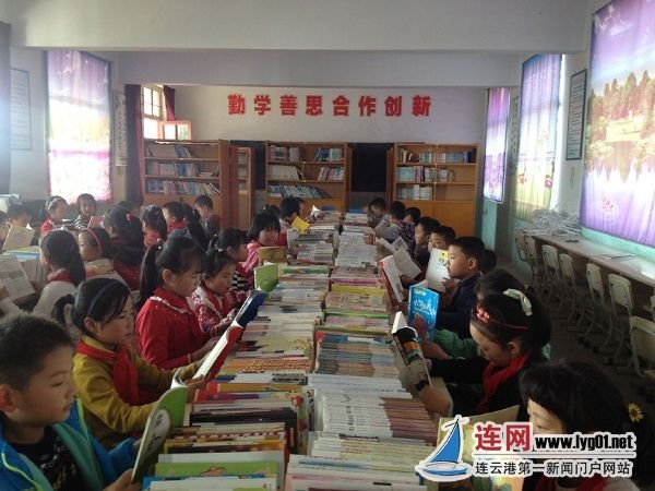 景山小学学生在图书角共读好书的阅读课场景