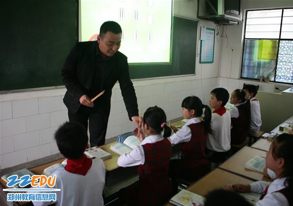 景山小学数学课堂上教师指导学生借助学具探究数学问题