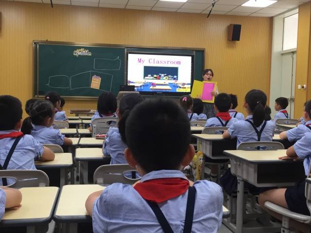 景山小学英语节上学生认读英语字母单词卡片