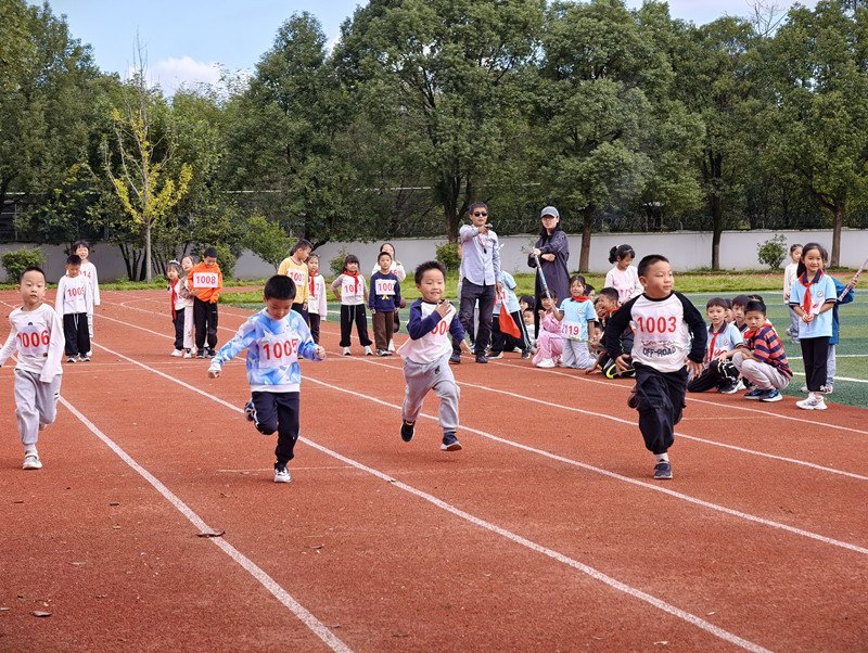 景山小学体育节田径运动会上学生奋力奔跑冲刺