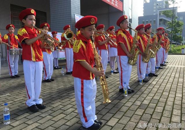 景山小学管乐社团学生在校园艺术节上合奏演出