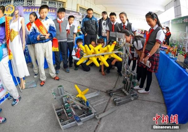 景山小学科技节创客社团学生调试机器人与编程作品