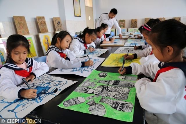 景山小学少年宫美术手工社团学生上课创作作品