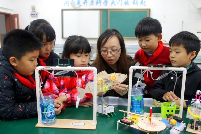 景山小学学生在科学实验室进行探究实验记录