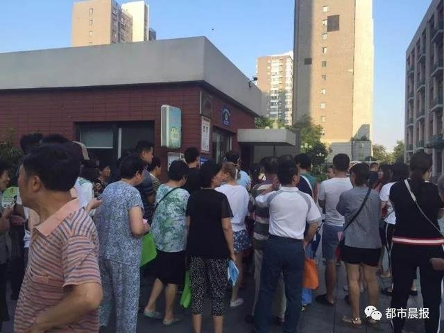 景山小学一年级新生报名日家长在校门口排队等候报名
