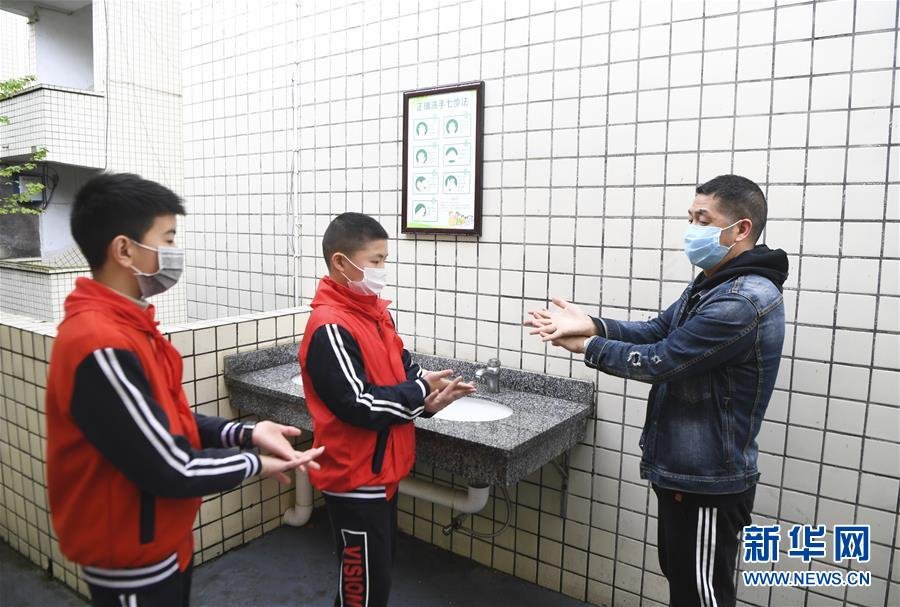 景山小学开学返校前学生在老师引导下洗手做好防疫准备