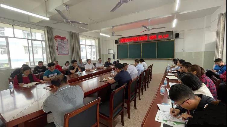 瓯海区教育局领导在景山小学会议室调研座谈