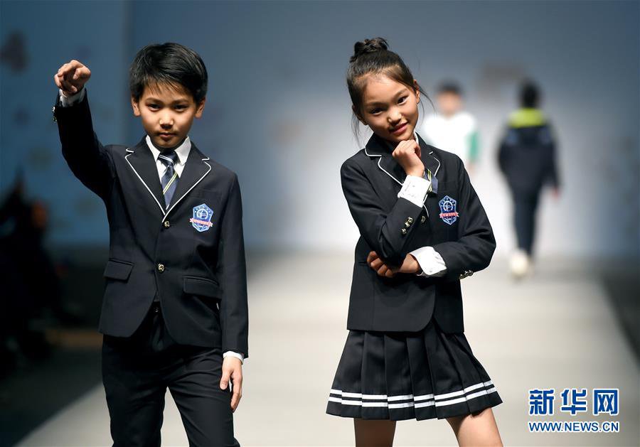 校服研发成果展示活动上身着统一校服的景山小学学生